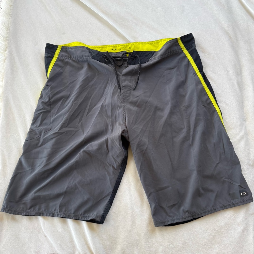 Oakley men’s Gray/yellow Board Shorts no liner 40” waist 12” inseam regular fit